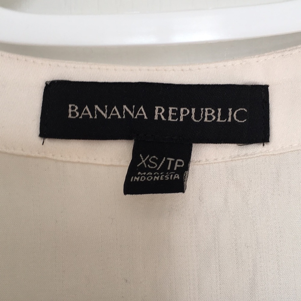 BANANA REPUBLIC: Cream Camisole